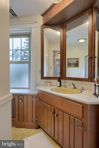 585 W MAIN ST, New Holland, PA 17557