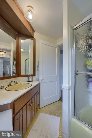 585 W MAIN ST, New Holland, PA 17557