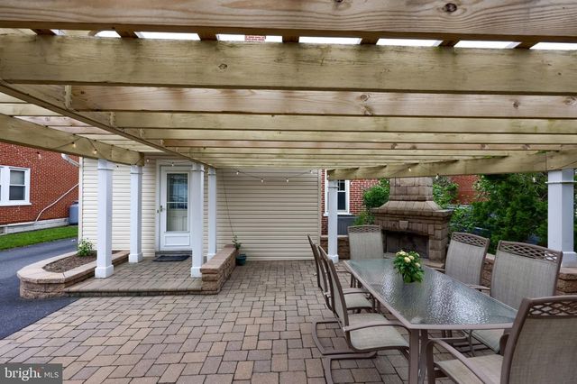 585 W MAIN ST, New Holland, PA 17557