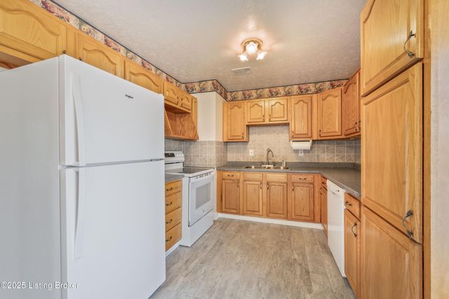 7517 Mallard Dr, Louisville, KY 40258