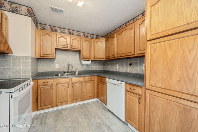 7517 Mallard Dr, Louisville, KY 40258