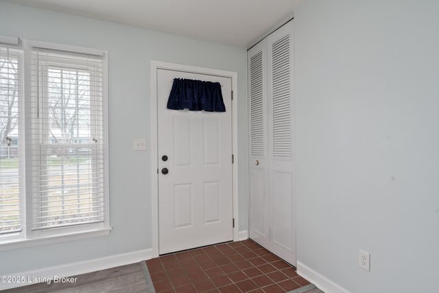 7517 Mallard Dr, Louisville, KY 40258