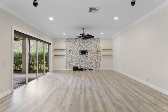 6104 Walnut Hill Drive, Lake Worth, FL 33467