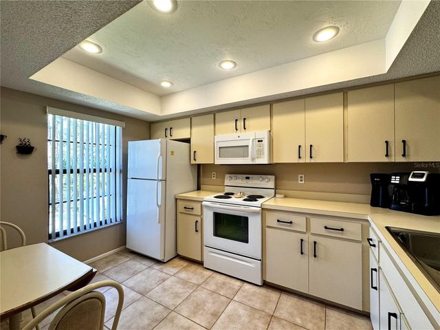 4644 WEYBRIDGE 10, Sarasota, FL 34235