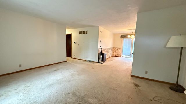 2264 Roach St, Salina, KS 67401