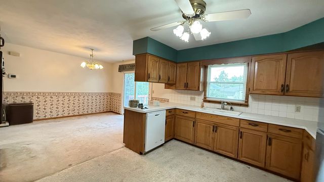 2264 Roach St, Salina, KS 67401