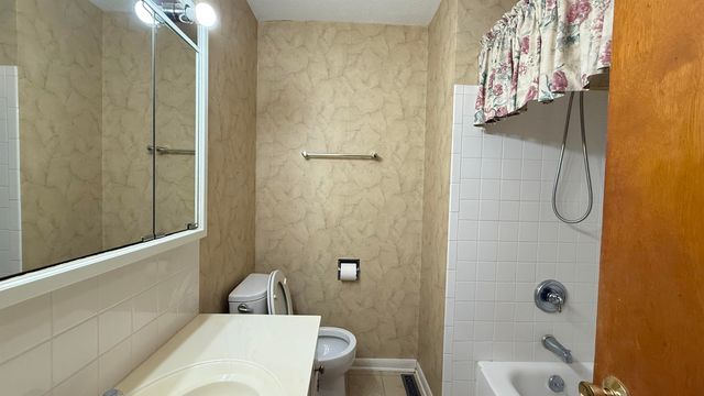 2264 Roach St, Salina, KS 67401