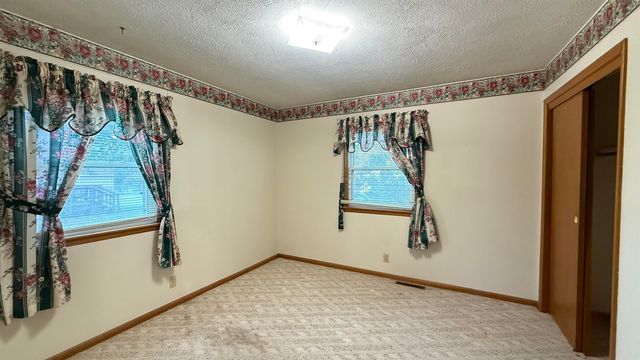 2264 Roach St, Salina, KS 67401