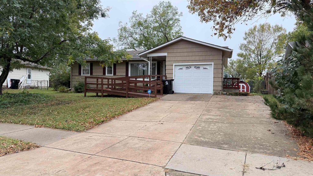 2264 Roach St, Salina, KS 67401
