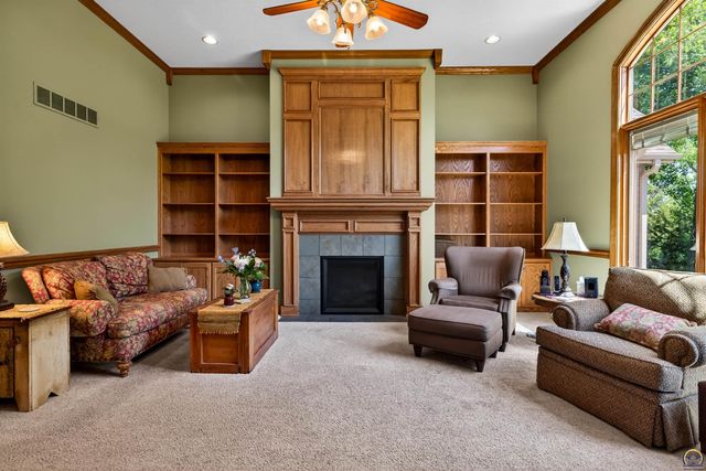 1048 SW Westside DR, Topeka, KS 66615