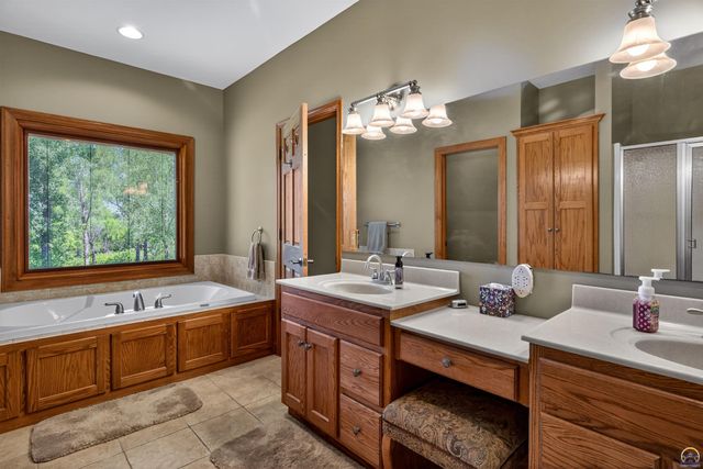 1048 SW Westside DR, Topeka, KS 66615
