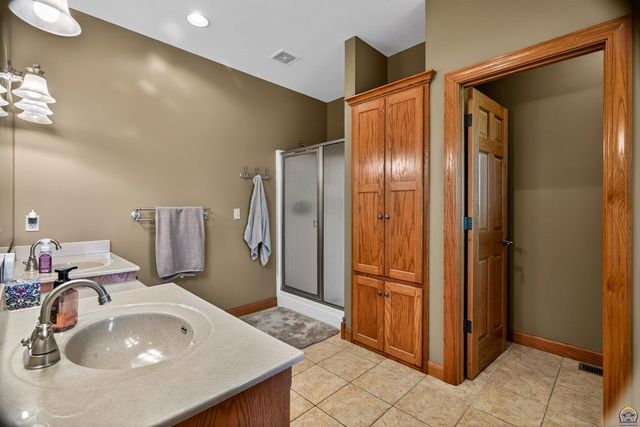 1048 SW Westside DR, Topeka, KS 66615
