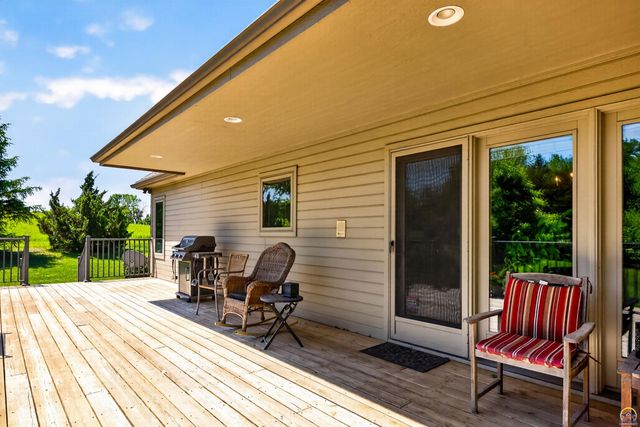 1048 SW Westside DR, Topeka, KS 66615
