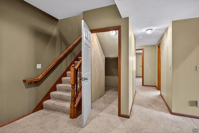 1048 SW Westside DR, Topeka, KS 66615