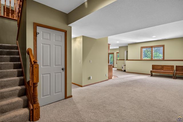 1048 SW Westside DR, Topeka, KS 66615