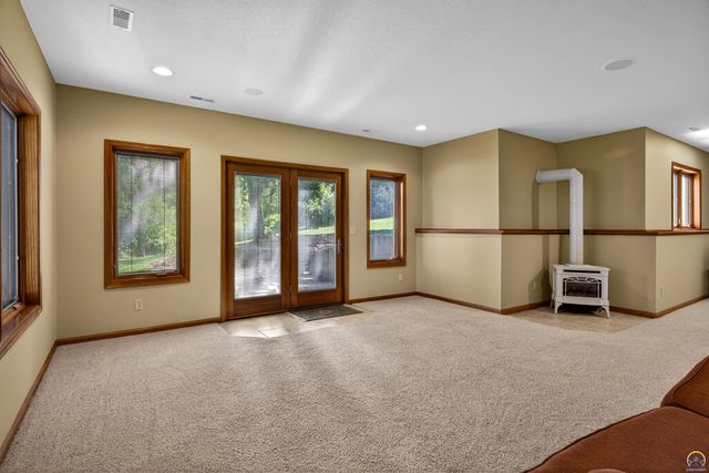 1048 SW Westside DR, Topeka, KS 66615