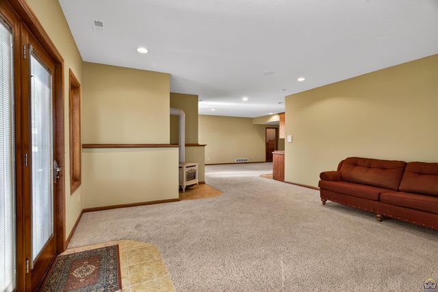 1048 SW Westside DR, Topeka, KS 66615