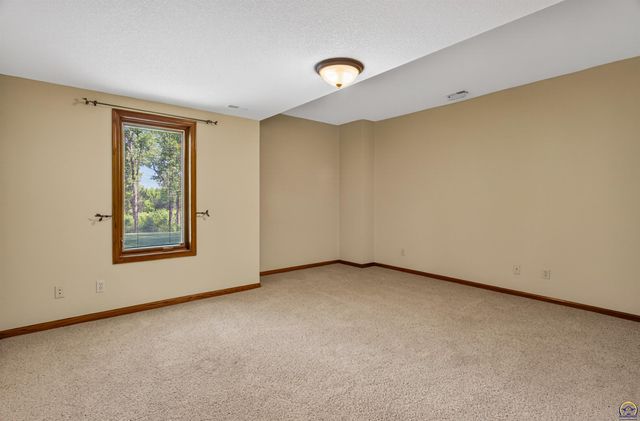 1048 SW Westside DR, Topeka, KS 66615