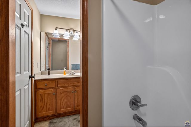 1048 SW Westside DR, Topeka, KS 66615