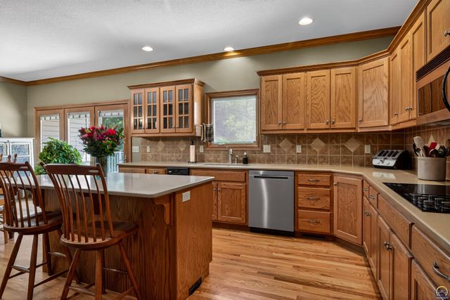 1048 SW Westside DR, Topeka, KS 66615