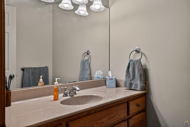 1048 SW Westside DR, Topeka, KS 66615
