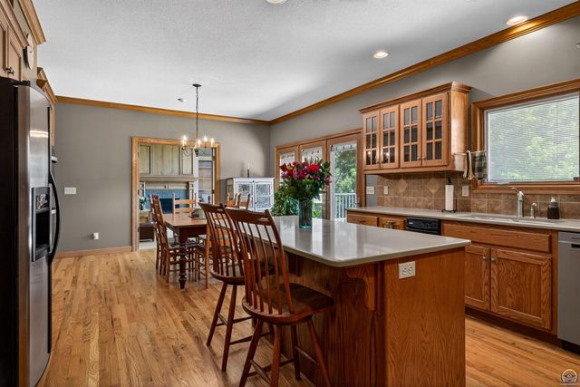 1048 SW Westside DR, Topeka, KS 66615