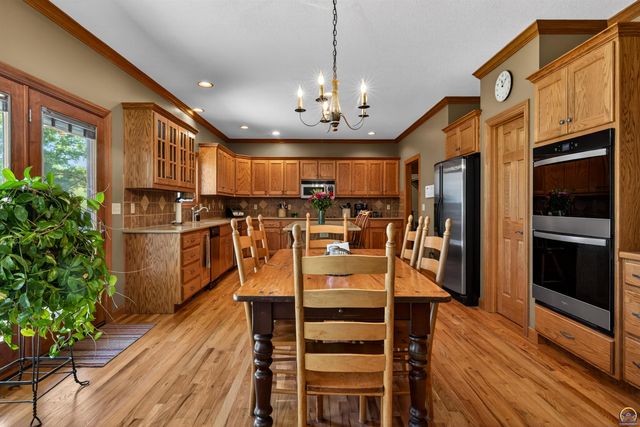1048 SW Westside DR, Topeka, KS 66615