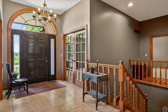 1048 SW Westside DR, Topeka, KS 66615