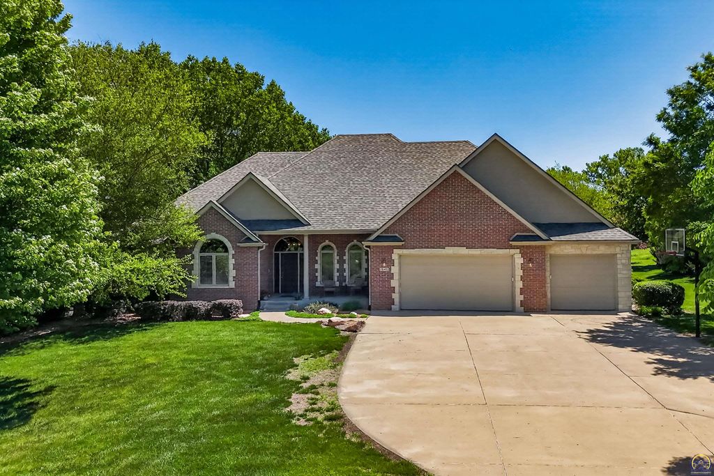 1048 SW Westside DR, Topeka, KS 66615