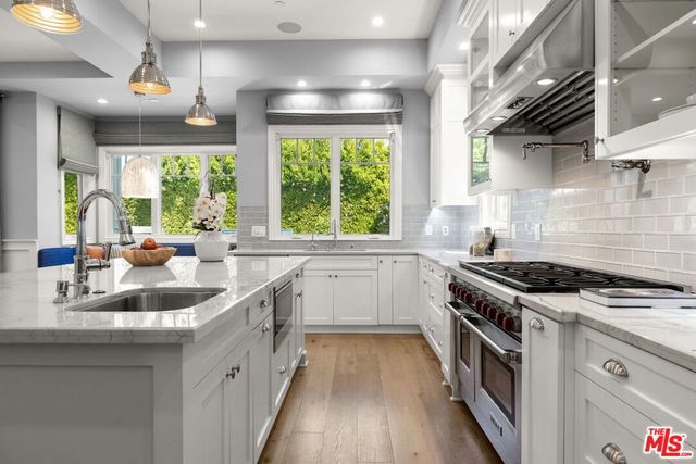 926 S Gretna Green, Los Angeles, CA 90049