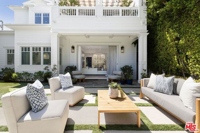 926 S Gretna Green, Los Angeles, CA 90049