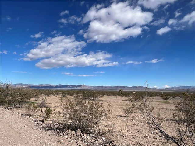 3948 S Garnet Road, Golden Valley, AZ 86413