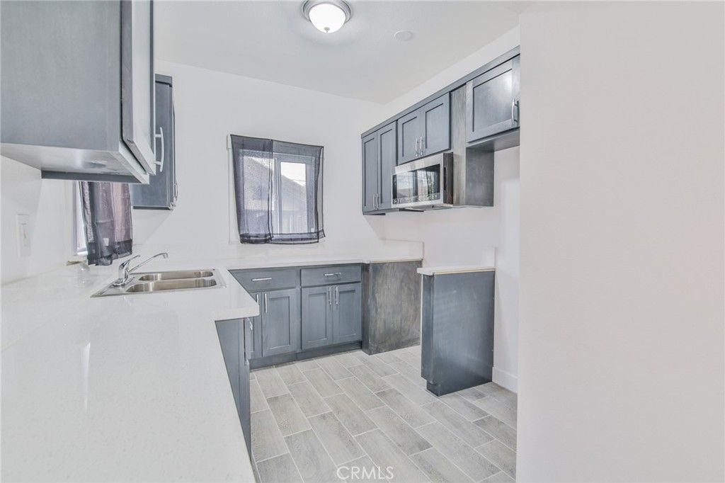 Image 10 of property listing at 326 -328 W 47th, Los Angeles, CA 90037