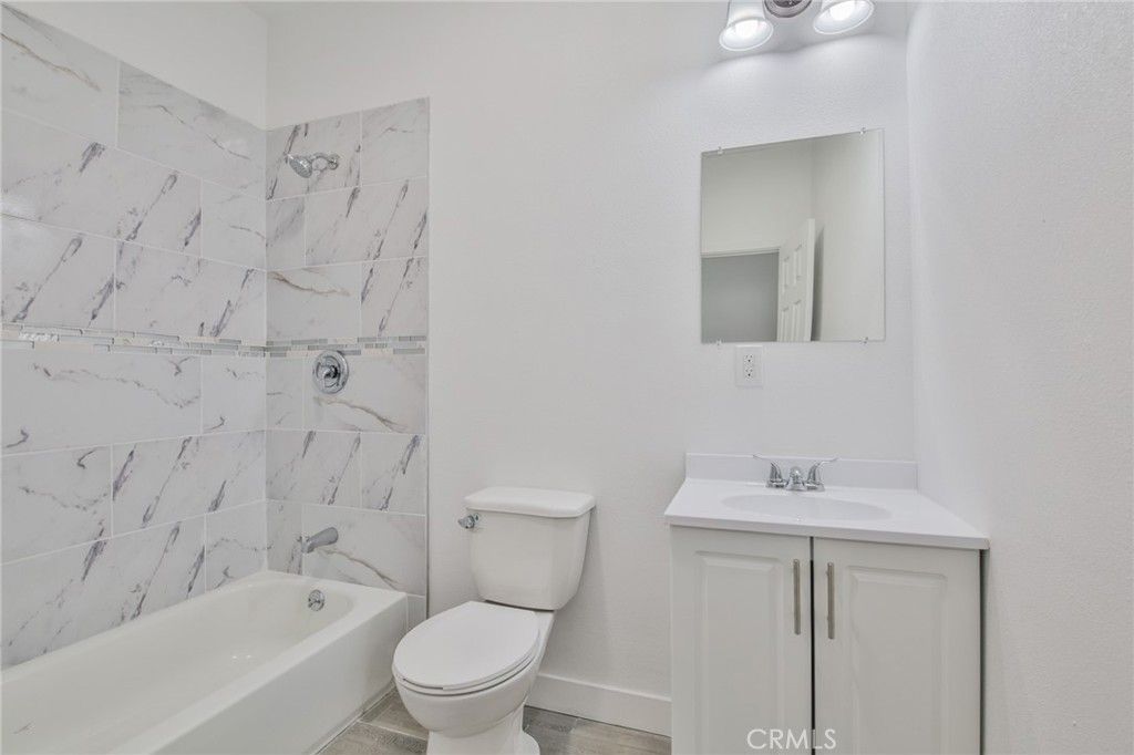 Image 13 of property listing at 326 -328 W 47th, Los Angeles, CA 90037