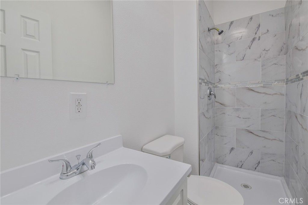 Image 18 of property listing at 326 -328 W 47th, Los Angeles, CA 90037