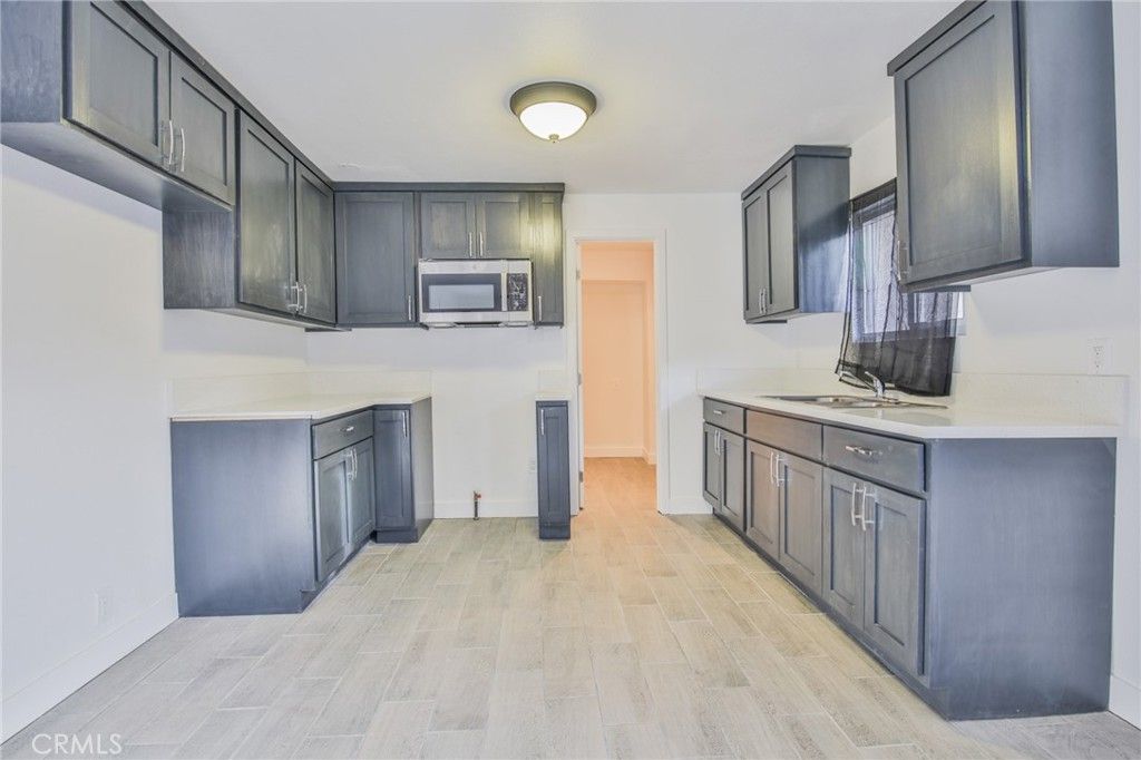 Image 24 of property listing at 326 -328 W 47th, Los Angeles, CA 90037