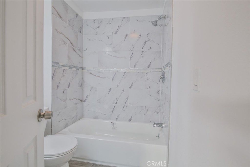 Image 28 of property listing at 326 -328 W 47th, Los Angeles, CA 90037