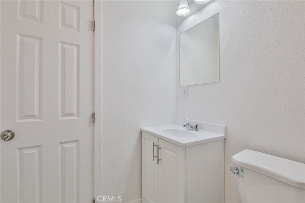 Image 29 of property listing at 326 -328 W 47th, Los Angeles, CA 90037