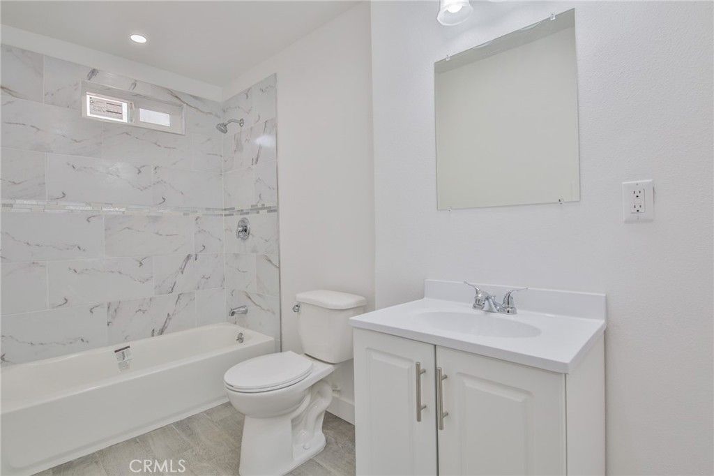 Image 32 of property listing at 326 -328 W 47th, Los Angeles, CA 90037