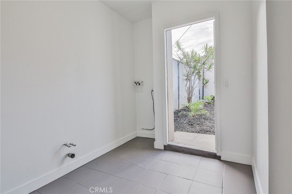Image 33 of property listing at 326 -328 W 47th, Los Angeles, CA 90037
