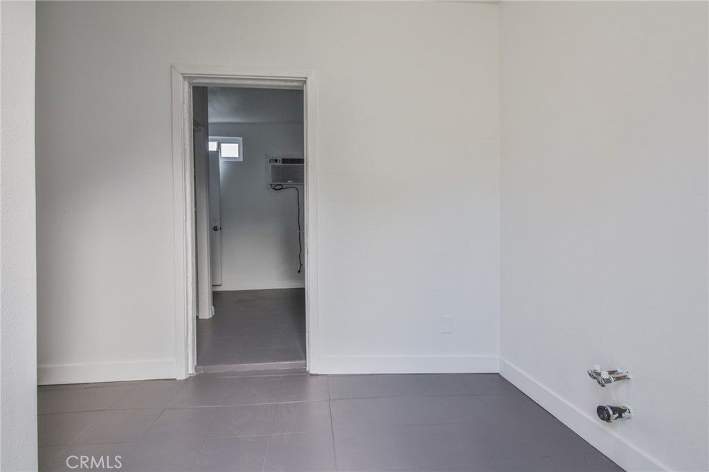 Image 34 of property listing at 326 -328 W 47th, Los Angeles, CA 90037