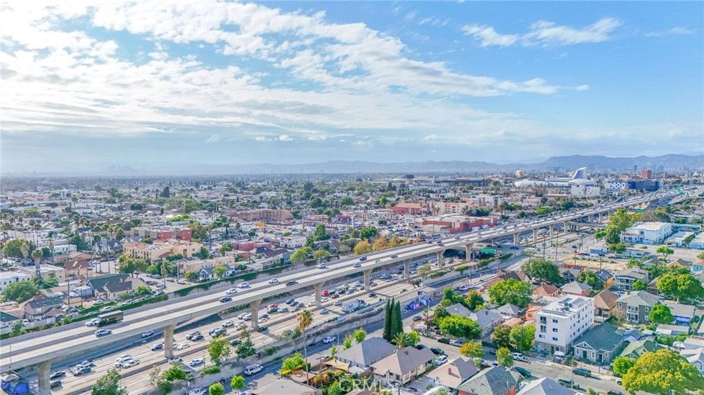 Image 40 of property listing at 326 -328 W 47th, Los Angeles, CA 90037