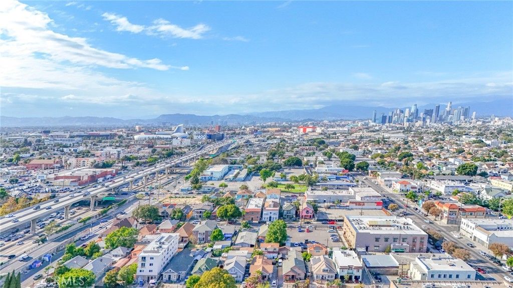 Image 41 of property listing at 326 -328 W 47th, Los Angeles, CA 90037