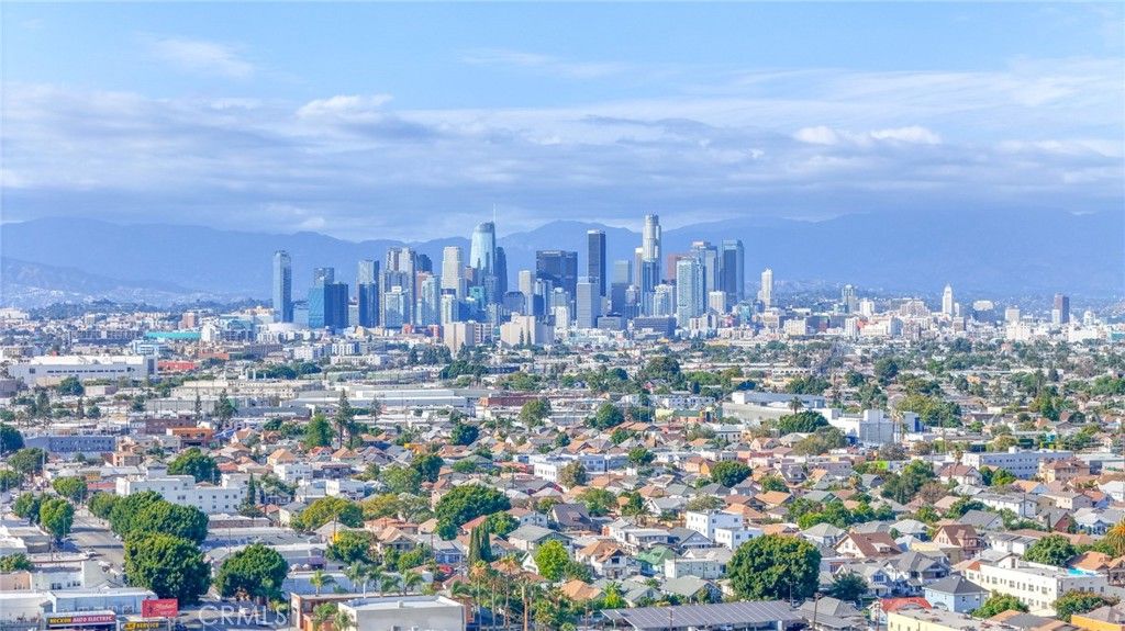 Image 42 of property listing at 326 -328 W 47th, Los Angeles, CA 90037
