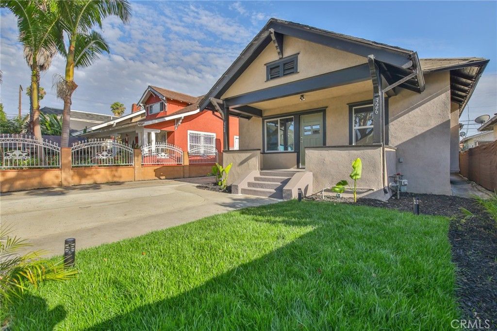 Image 5 of property listing at 326 -328 W 47th, Los Angeles, CA 90037