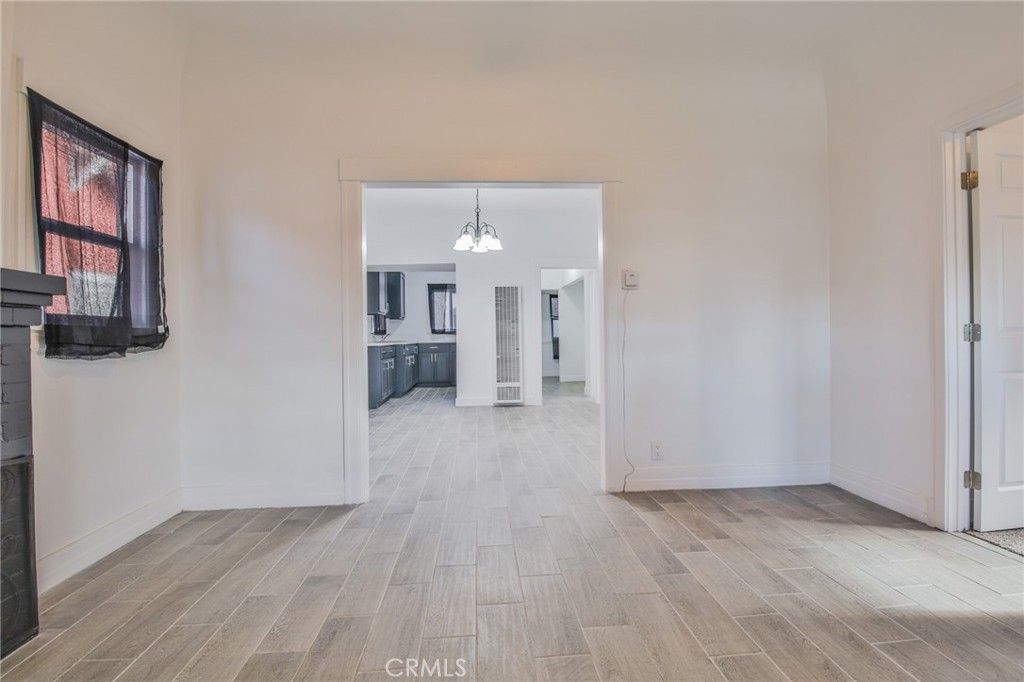 Image 6 of property listing at 326 -328 W 47th, Los Angeles, CA 90037