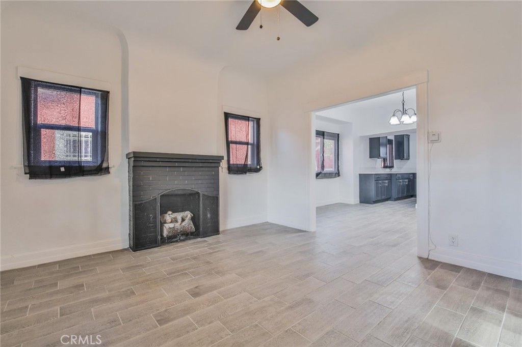 Image 7 of property listing at 326 -328 W 47th, Los Angeles, CA 90037