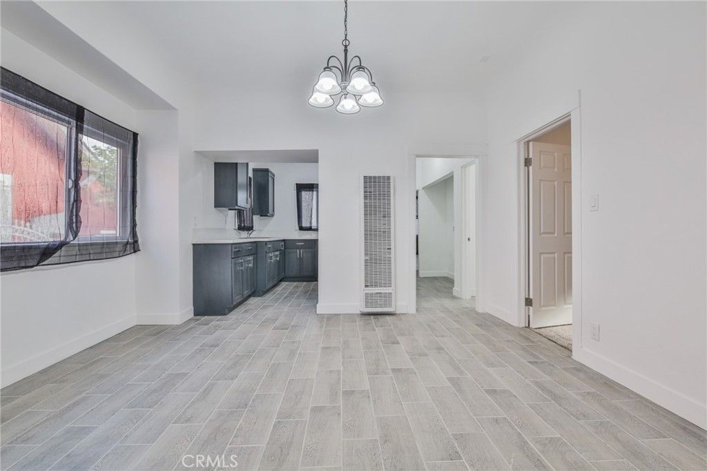 Image 8 of property listing at 326 -328 W 47th, Los Angeles, CA 90037