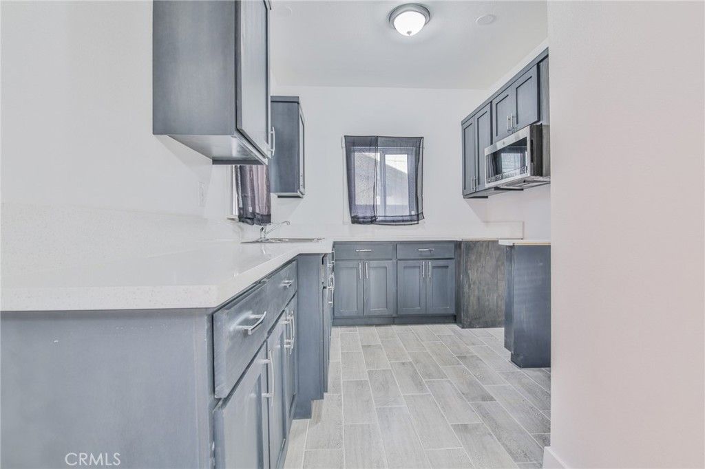 Image 9 of property listing at 326 -328 W 47th, Los Angeles, CA 90037