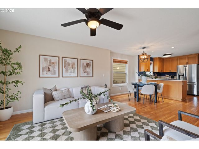 9222 N CHARLESTON Ave, Portland, OR 97203